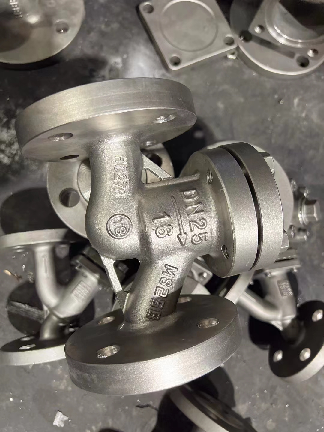 升降式止回閥實物圖片.jpg 升降式止回閥實物圖片.jpg