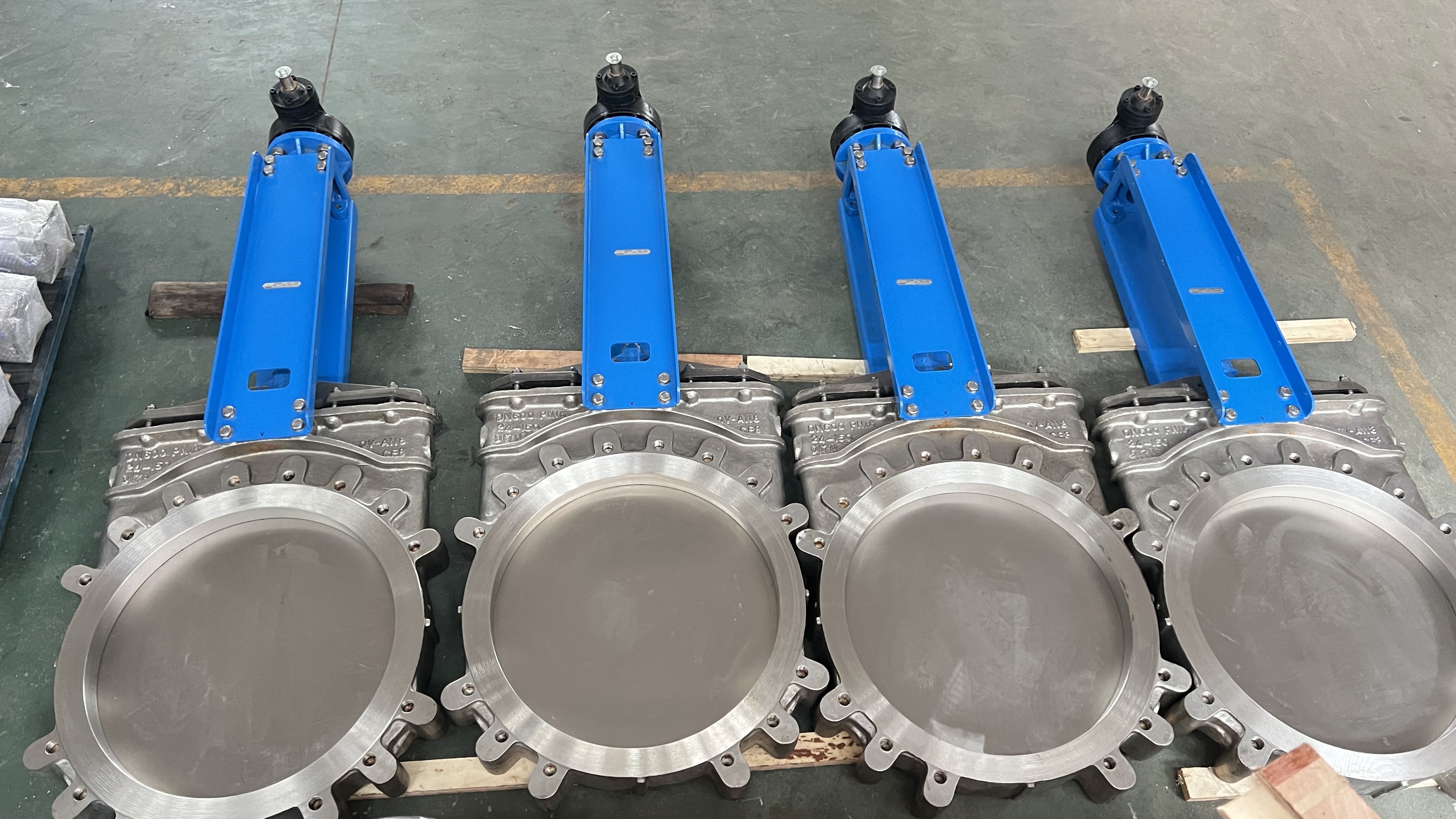 傘齒輪刀閘閥實(shí)物圖片.jpg 傘齒輪刀閘閥實(shí)物圖片.jpg